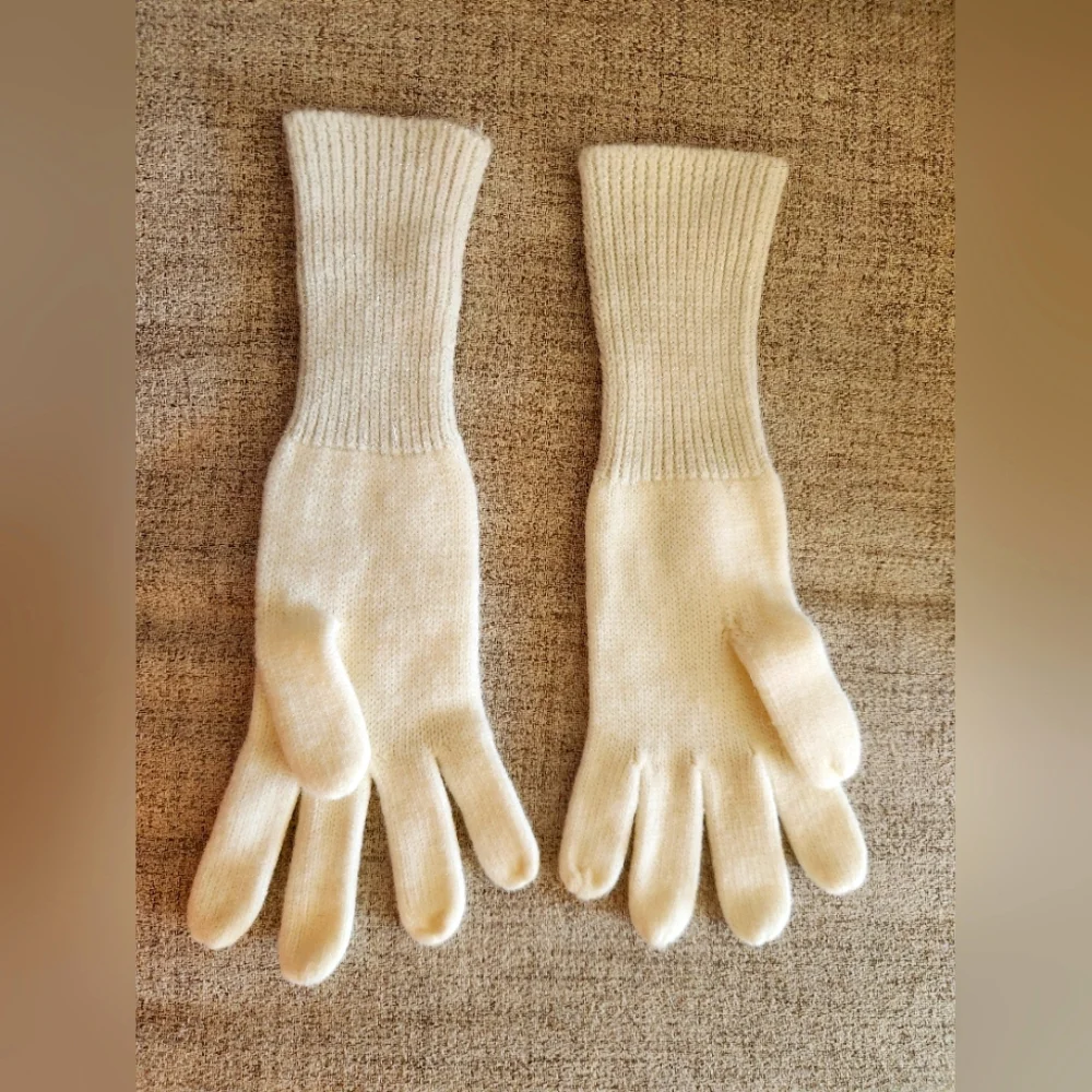 Cuffed cream gloves with silver accent - Picture 3 of 3